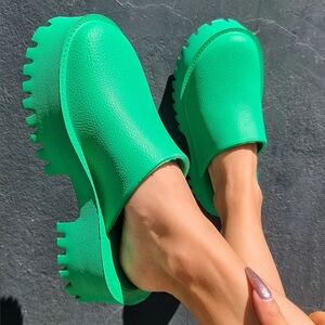NWOT Jeffrey Campbell Chunky Platform Bright Green Slip-On Mule Clogs - Size 7